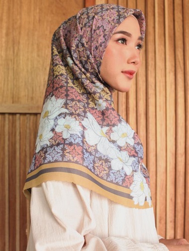 Hijab Segiempat Cantik dan anggunTile Mustard Hijab.id