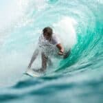 Dukung Hobi Surfing dengan Menjelajahi Spot Terbaik di Dunia