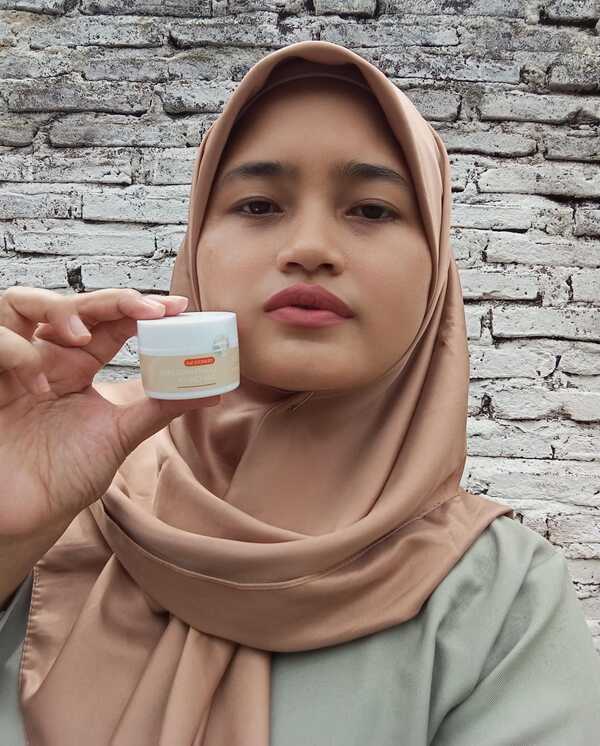 Review Lightening Face Day Cream Abecla Sui