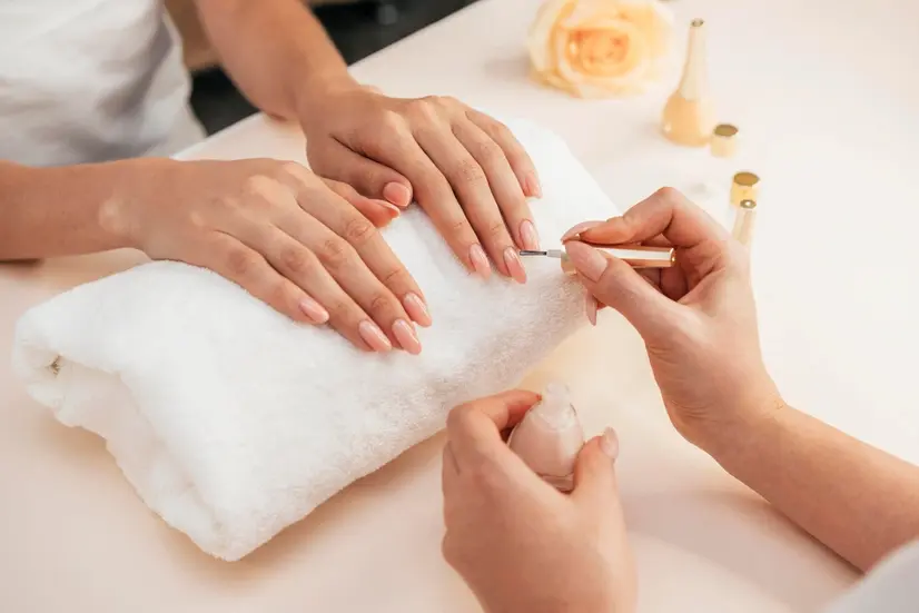 layanan Manikur dan Pedikur di salon kecantikan